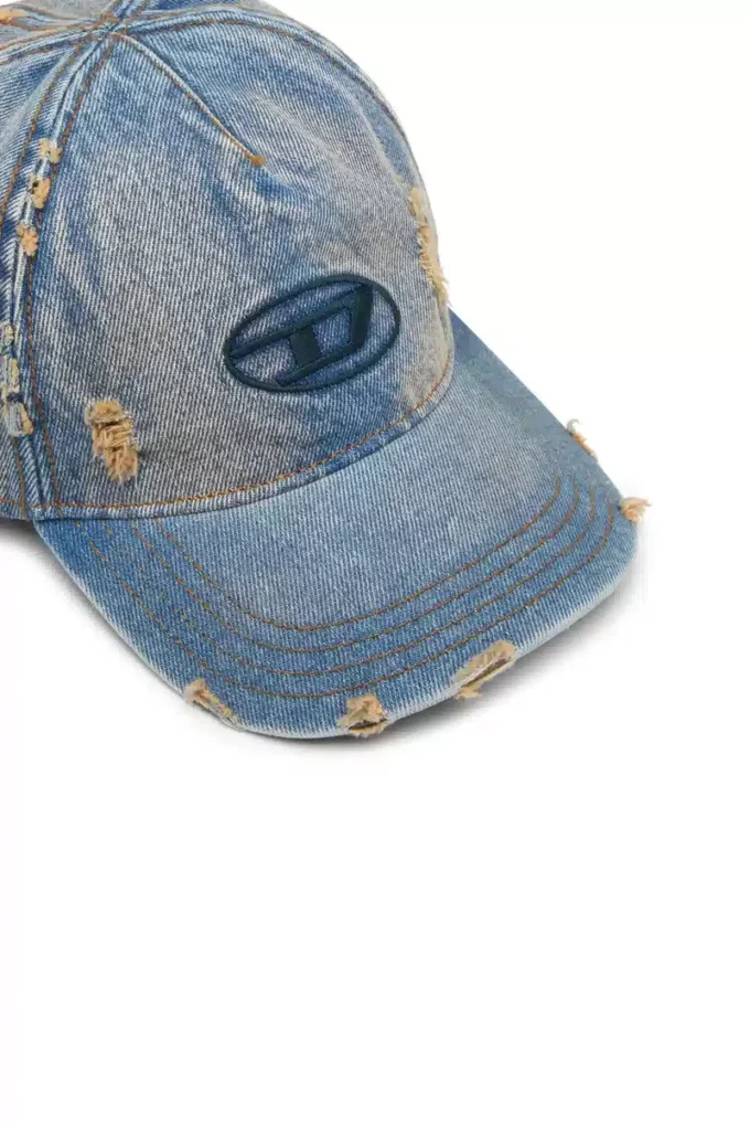 c-enic Yıpranmış detaylara ve nakış logoya sahip denim şapka